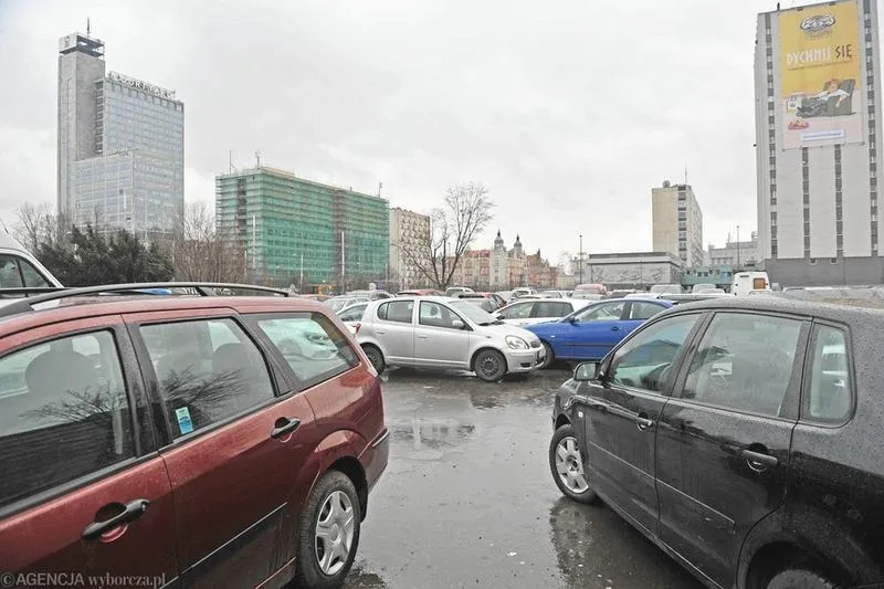 Gdzie zaparkować przy Dworcu PKP w Katowicach? Przewodnik po najwygodniejszych miejscach parkingowych.