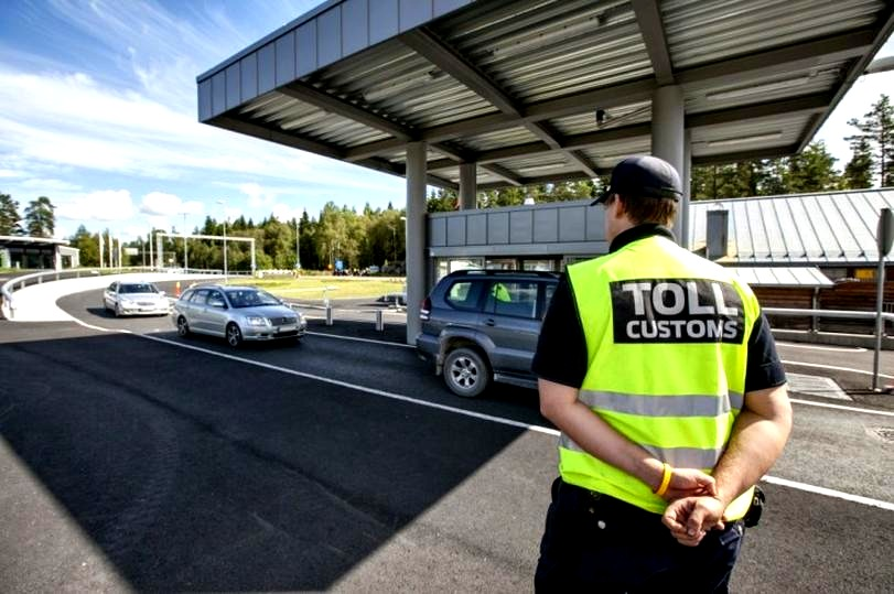 Ile pieniędzy można wwieźć do Polski samolotem? Limity gotówki i deklaracja