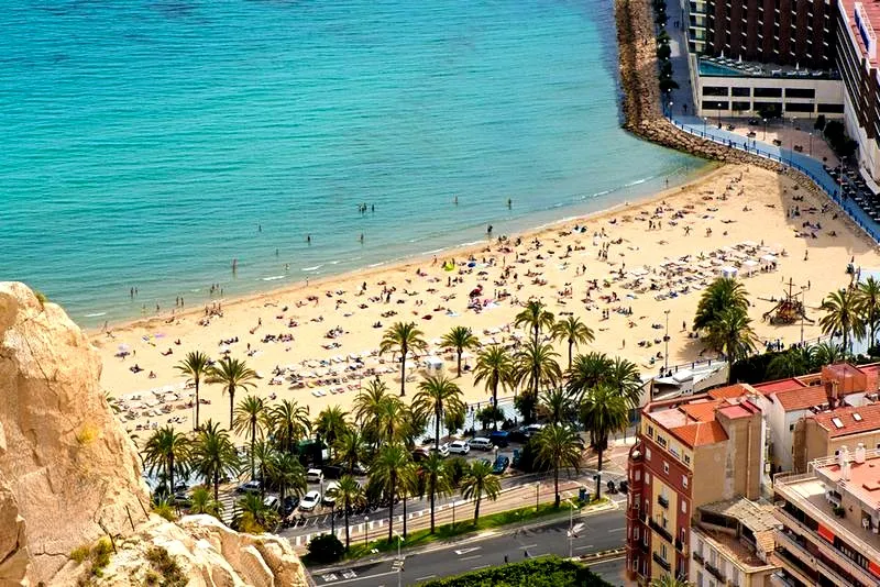 Ile trwa lot z Katowic do Alicante? Sprawdź, co warto wiedzieć przed podróżą!