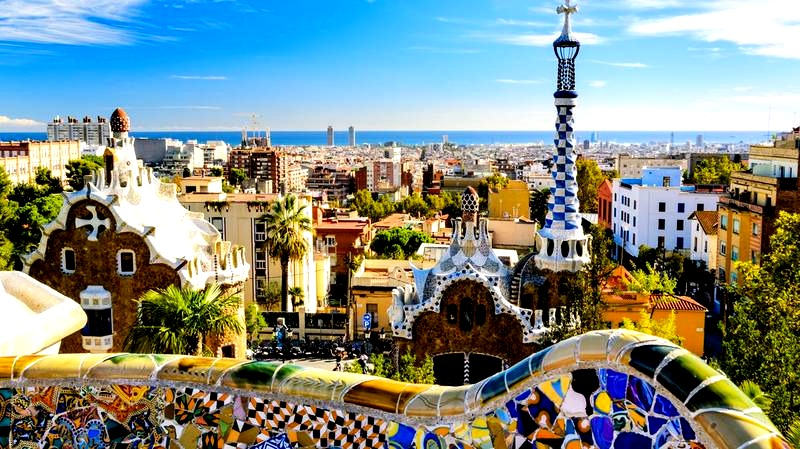 Ile trwa lot z Poznania do Barcelony? Czas podróży i najważniejsze informacje