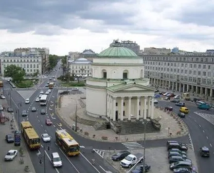 Jak dojechać na plac Trzech Krzyży – praktyczny przewodnik komunikacyjny