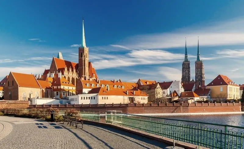 Jak dotrzeć na Ostrów Tumski? Praktyczny przewodnik po trasach i środkach transportu