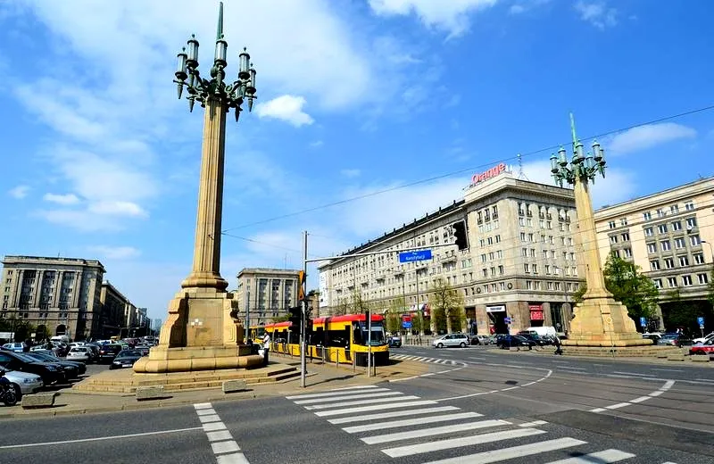Jak łatwo dotrzeć na Plac Konstytucji? Praktyczny przewodnik po dojazdach