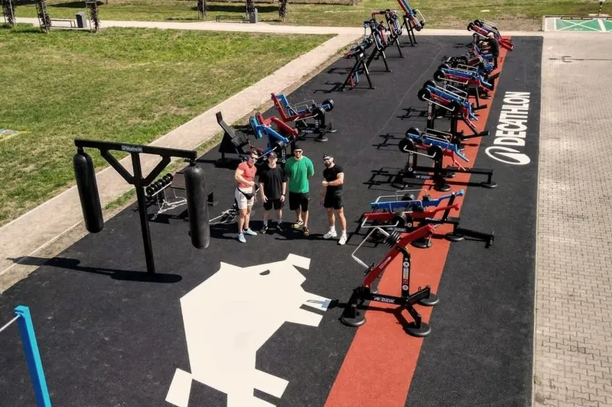 Jak wygodnie dojechać autobusem do Decathlonu na Targówku?