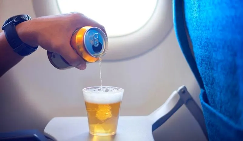Jakie są limity przewozu alkoholu samolotem? Sprawdź, ile możesz zabrać ze sobą!