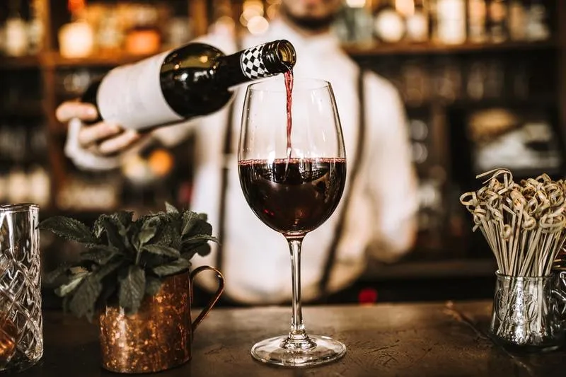 Kiedy jechać po jedno wino? Odkryj najlepsze terminy i miejsca na wyjątkowe degustacje