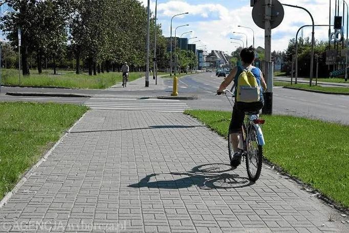 Kiedy nie można jechać rowerem po chodniku? Mandaty i wyjątki