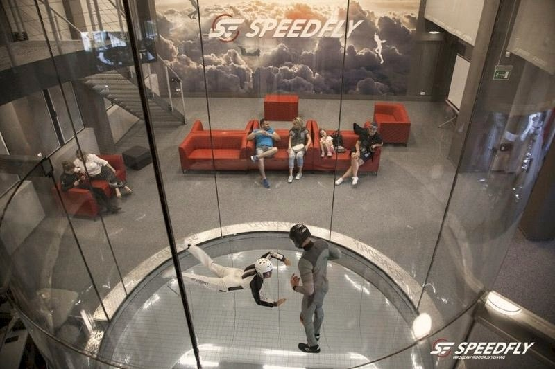 Lot w tunelu aerodynamicznym – ile trwa sesja i ile czasu spędzisz w powietrzu?