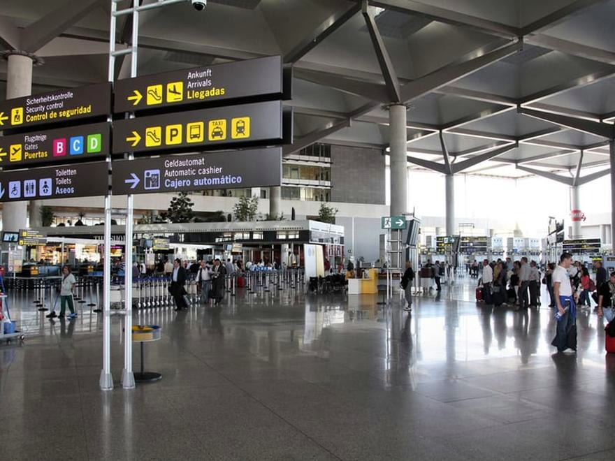Malaga: ile trwa lot z Warszawy? Czas podróży i najważniejsze informacje