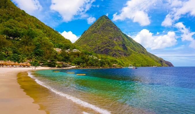 Saint Lucia: ile trwa podróż samolotem? Czas lotu i przesiadki